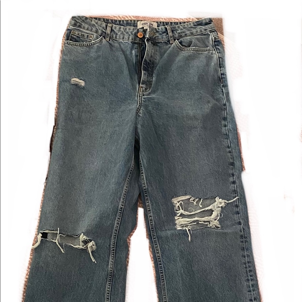 Baggy ripped jeans